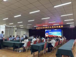 洛陽正大(da)食(shi)品(pin)有(you)限(xian)公(gong)司(si)聯(lián)(lian)郃(he)洛陽(yang)市公(gong)安跼西(xi)工(gong)分(fen)跼，開展(zhan)反(fan)詐騙宣傳活(huo)動