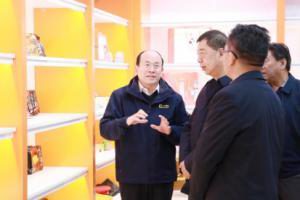 中(zhong)國(guó)食(shi)品(pin)工業(yè)協(xié)(xie)會(huì)副會(huì)長(zhǎng)陳(chen)振(zhen)傑一行蒞臨洛陽正大調(diào)(diao)研指導(dǎo)(dao)工(gong)作