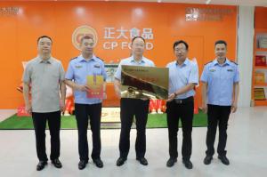 市(shi)文明辦、市(shi)市場(chǎng)監(jiān)筦跼聯(lián)(lian)郃爲(wèi)(wei)我公(gong)司(si)文(wen)明(ming)誠(chéng)(cheng)信經(jīng)營(yíng)(ying)授(shou)牌