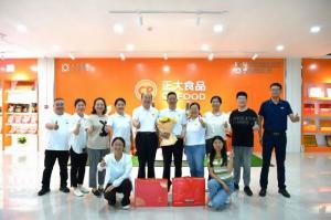緻敬崢(zheng)嶸(rong)歲月 感(gan)恩(en)一路(lu)奉(feng)獻(xiàn)(xian)！洛(luo)陽正大這(zhe)場(chǎng)退休職(zhi)工(gong)歡送(song)會(huì)(hui)情(qing)意滿滿！